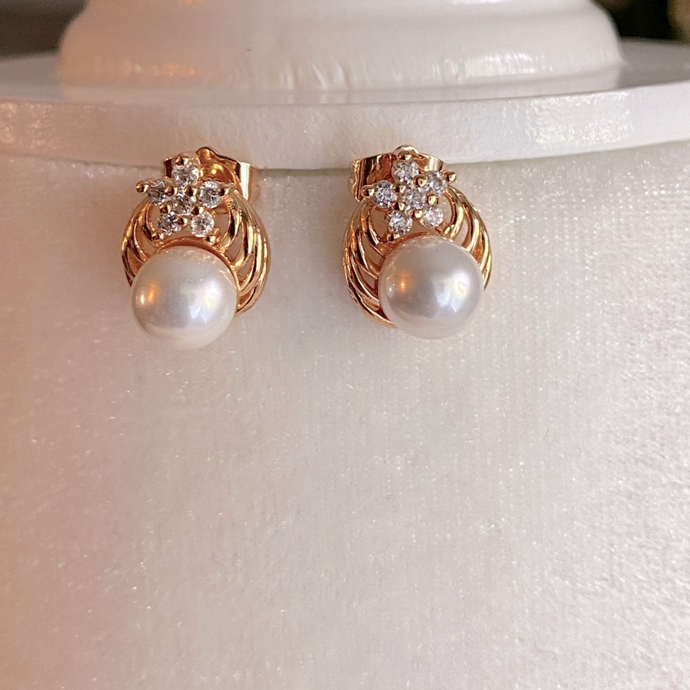 Stud Pearl Earrings